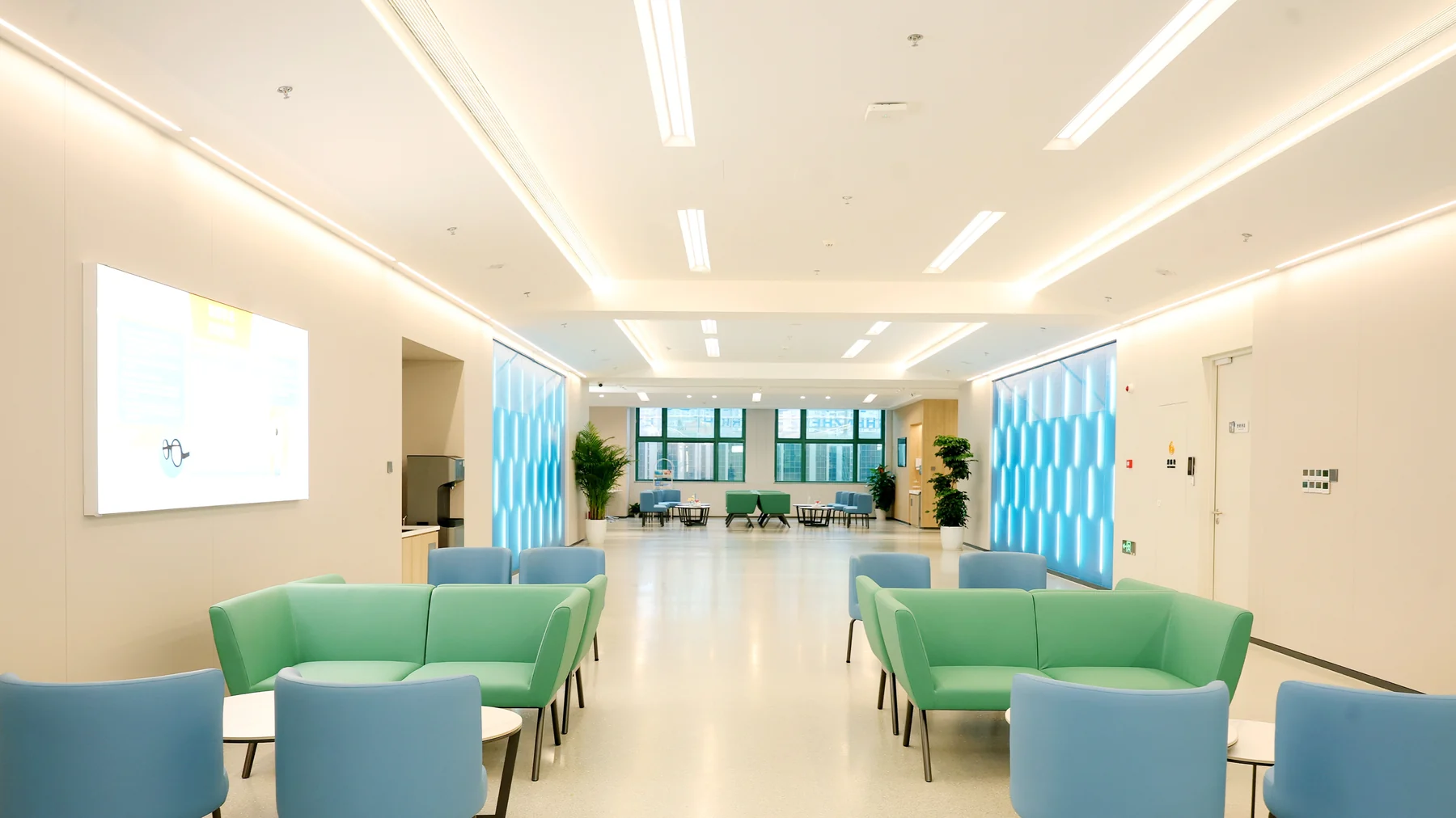 Modern specialist hospital waiting environment in Shenzhen